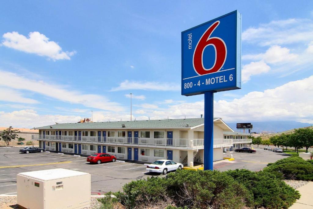 Motel 6-Albuquerque NM - Midtown Main image 1